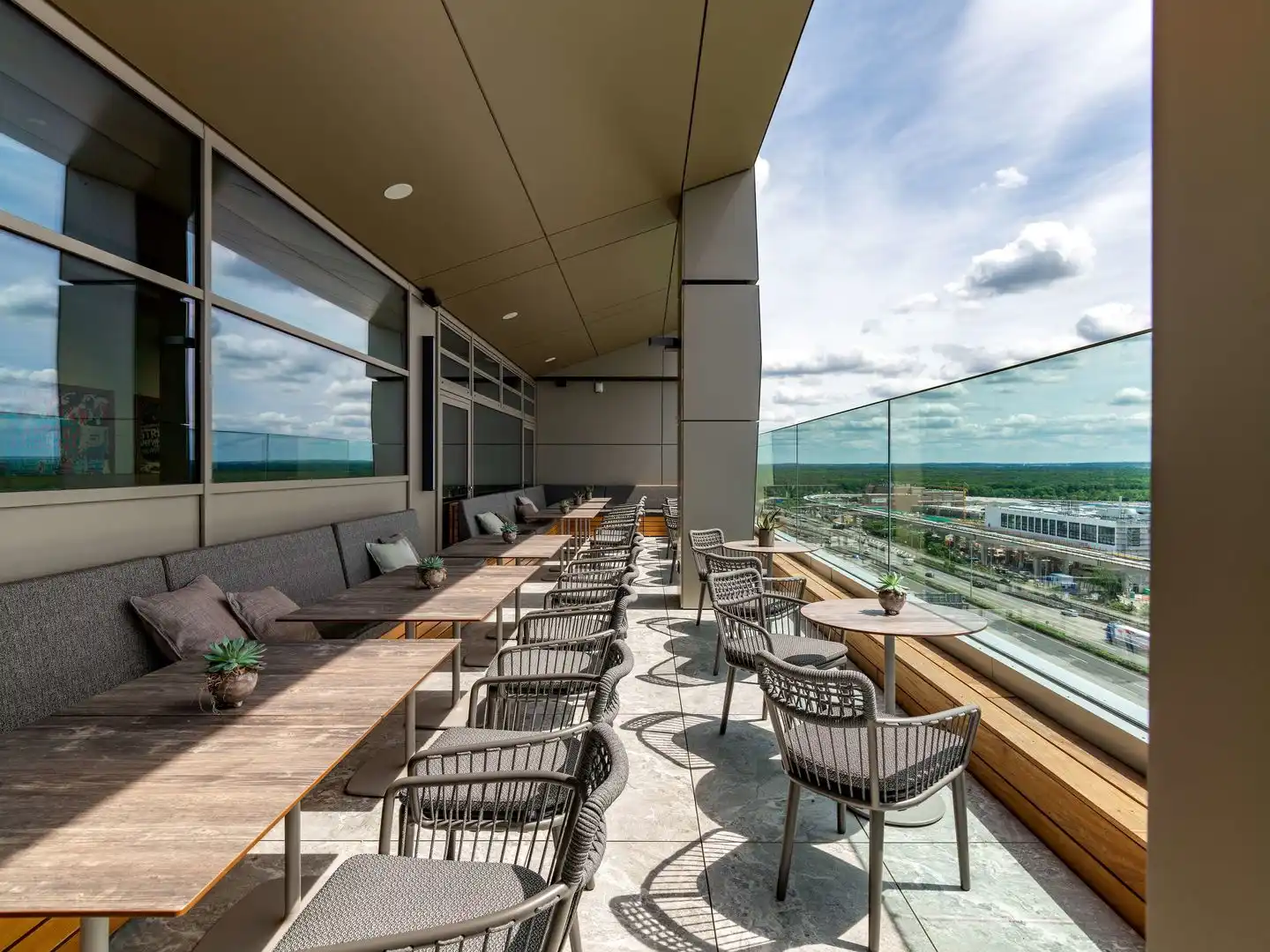 B'mine Frankfurt Airport Terrasse