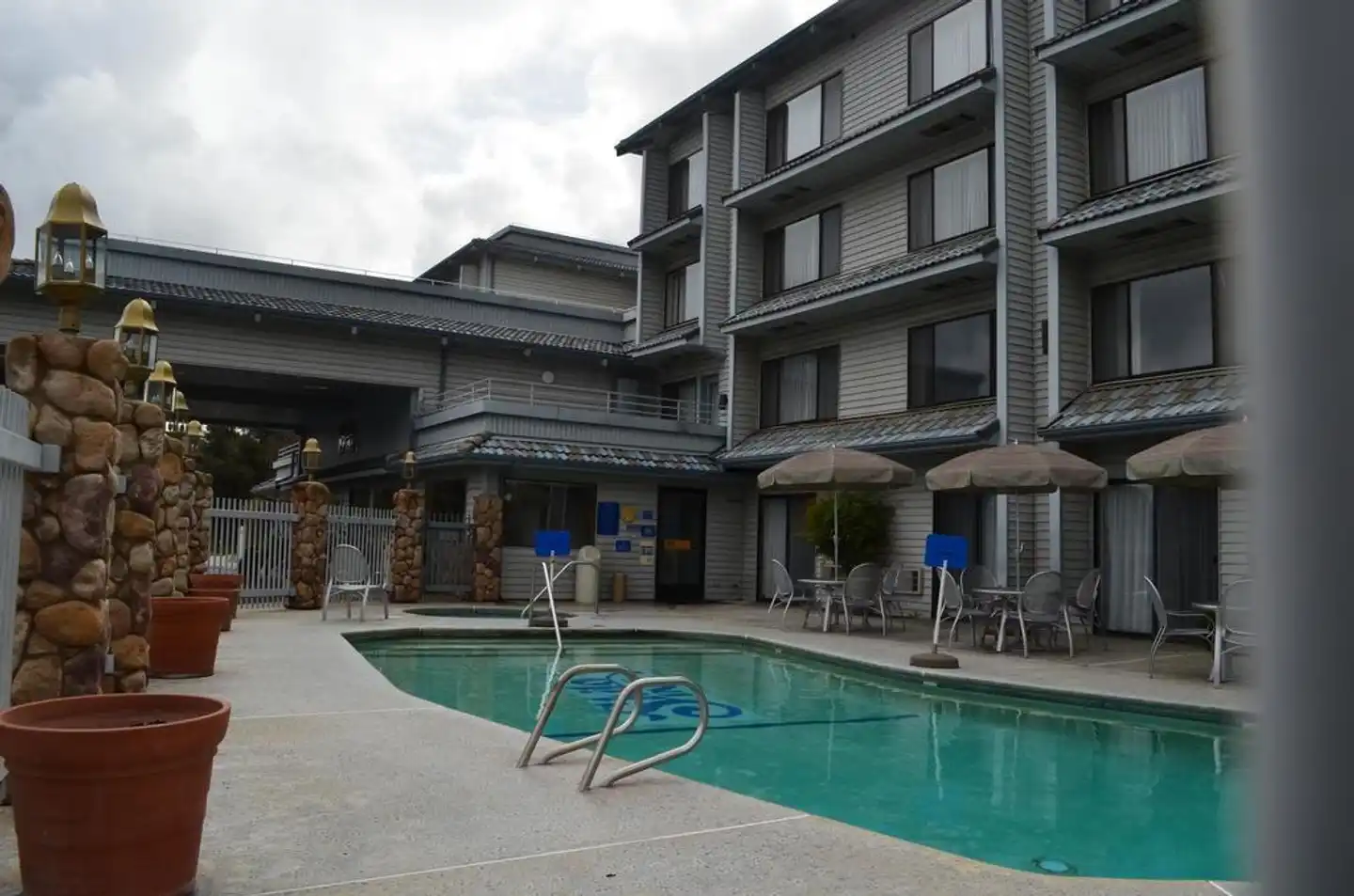 Yosemite Southgate Hotel & Suites Aussenansicht