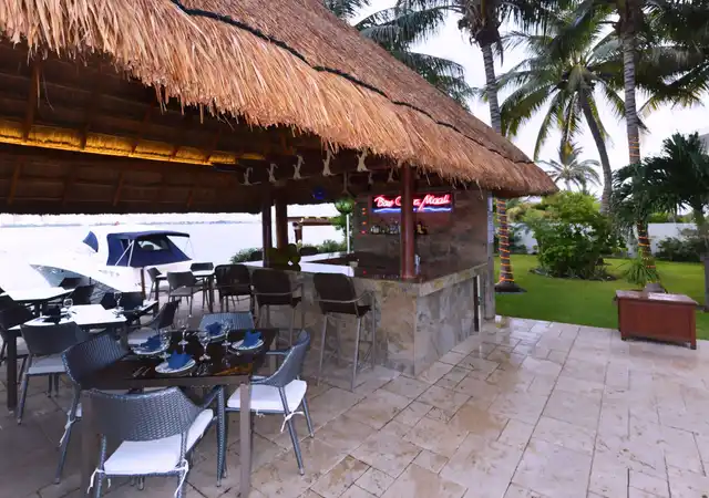 Sina Suites Bar