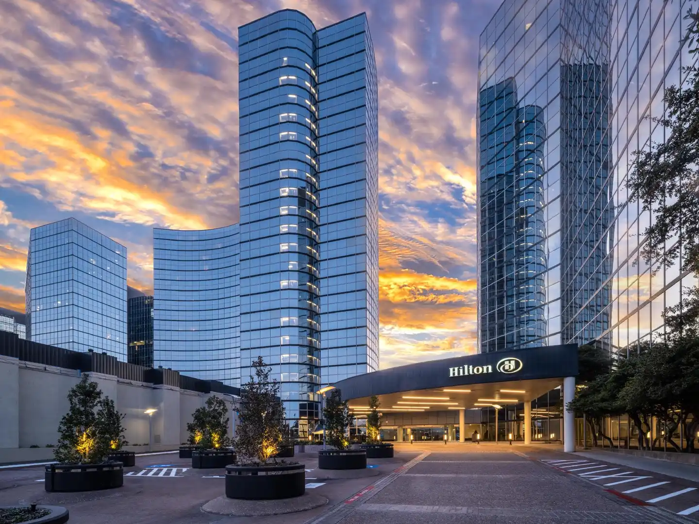 Hilton Dallas Lincoln Centre Aussenansicht