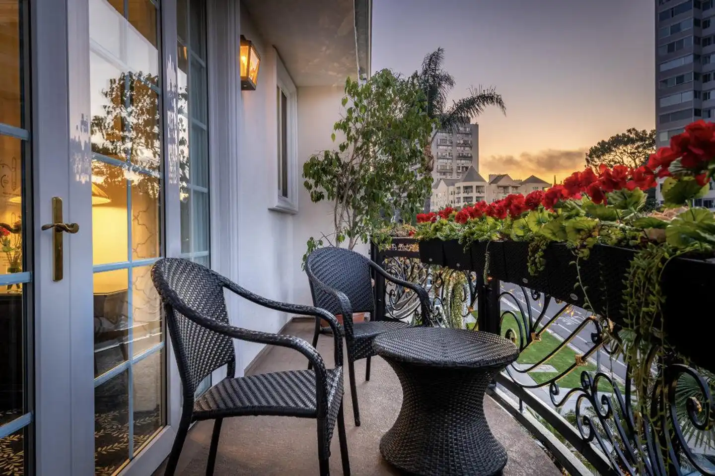 Beverly Hills Plaza Hotel Terrasse