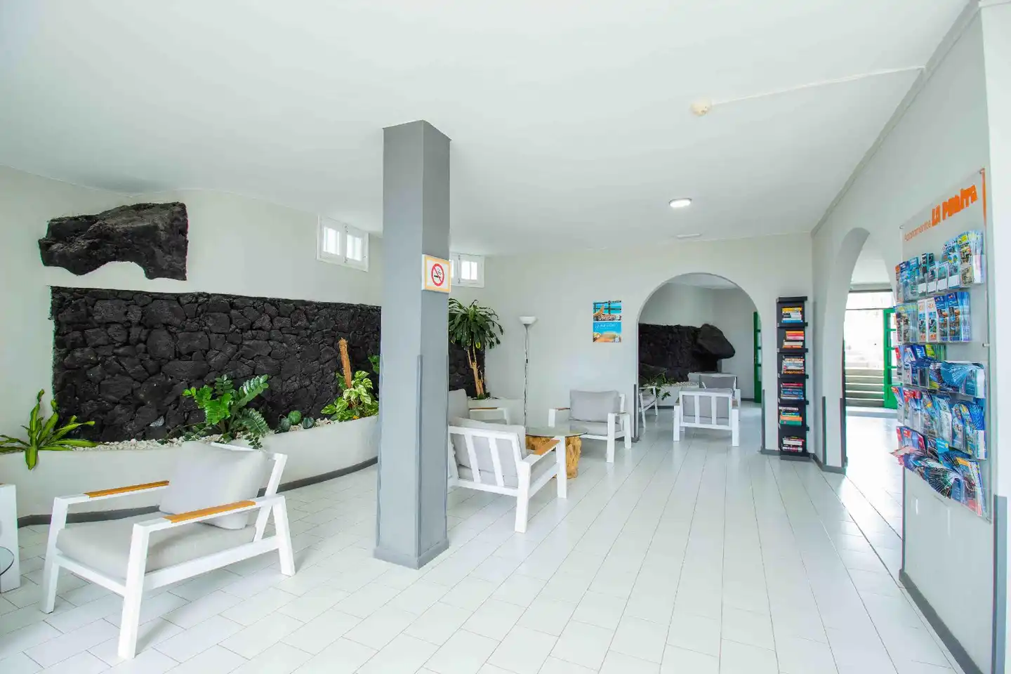 Apartamentos La Peñita Lobby