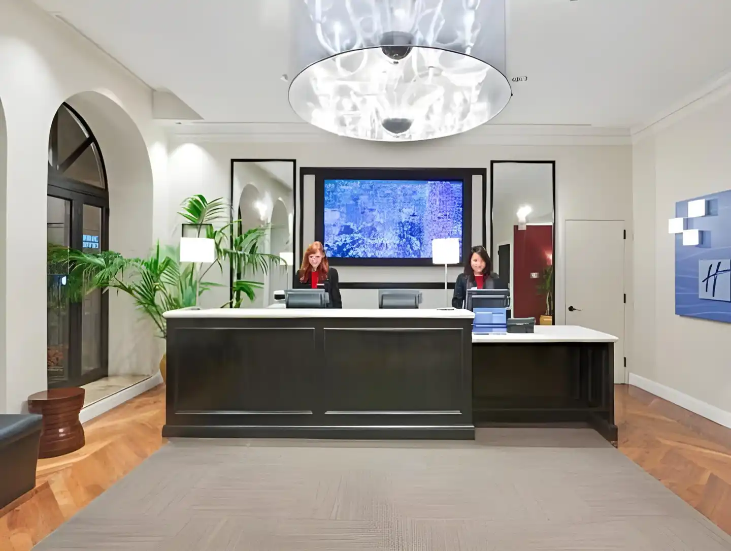 Cass - A Holiday Inn Express at Magnificent Mile Lobby