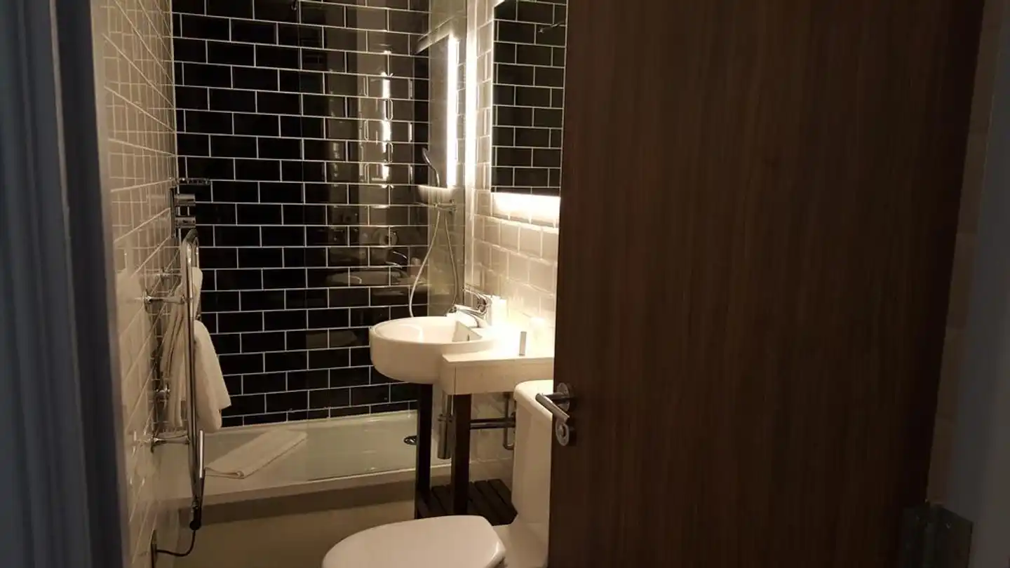 Cairn Hotel Edinburgh Badezimmer