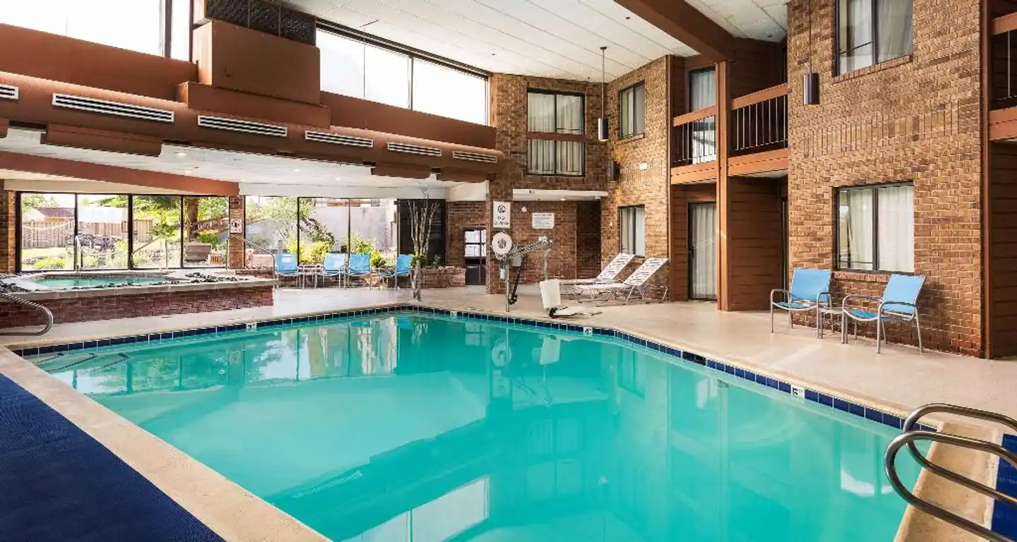 Best Western Plus Landmark Inn Hallenbad