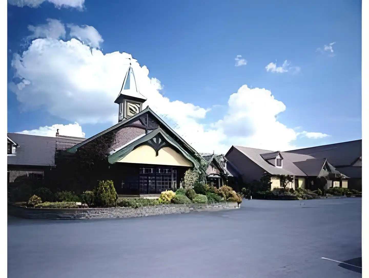 Treacys Oakwood Hotel Aussenansicht