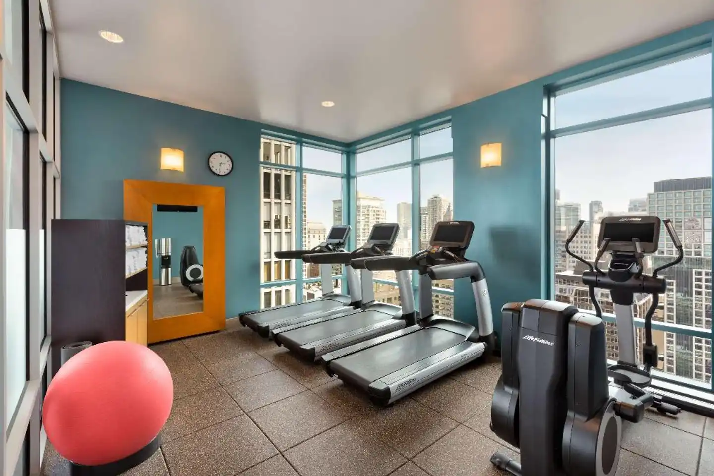 Hilton Chicago/Magnificent Mile Suites Sport und Entertainment