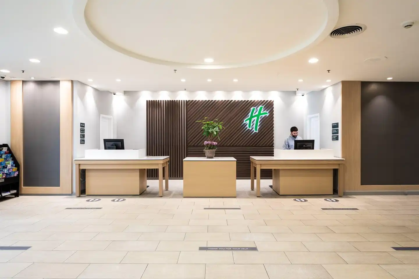 Holiday Inn Newark International Airport Lobby