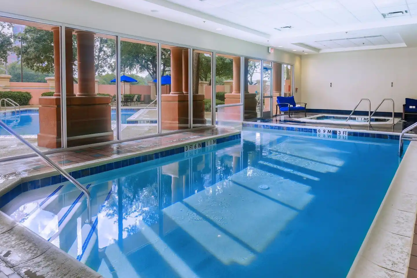 Sheraton Suites Market Center Dallas Hallenbad