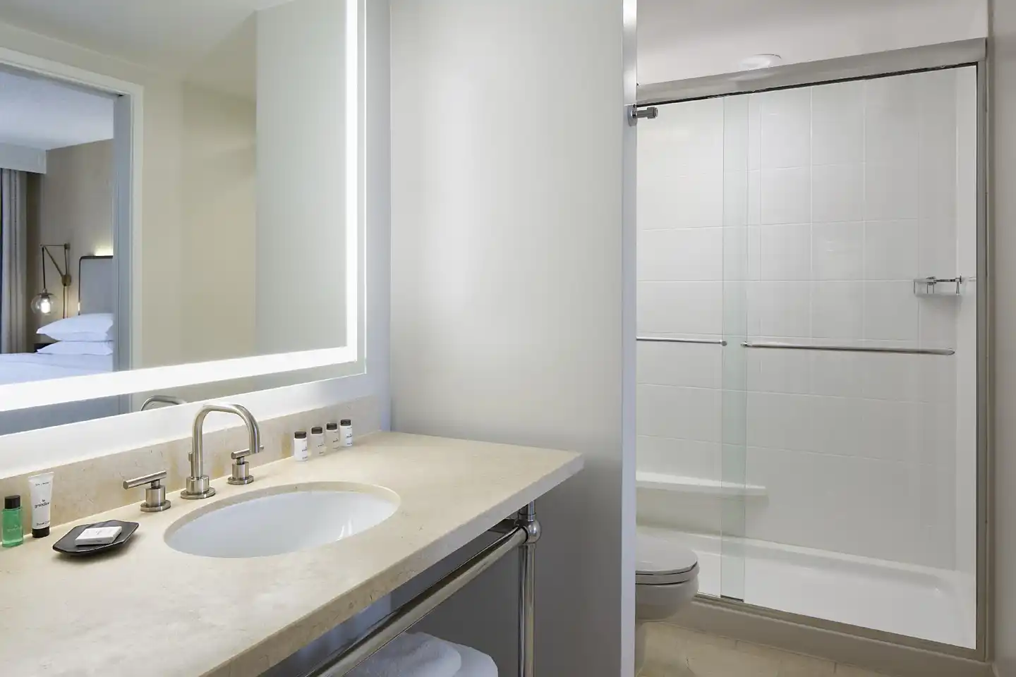 Sheraton Suites Market Center Dallas Badezimmer