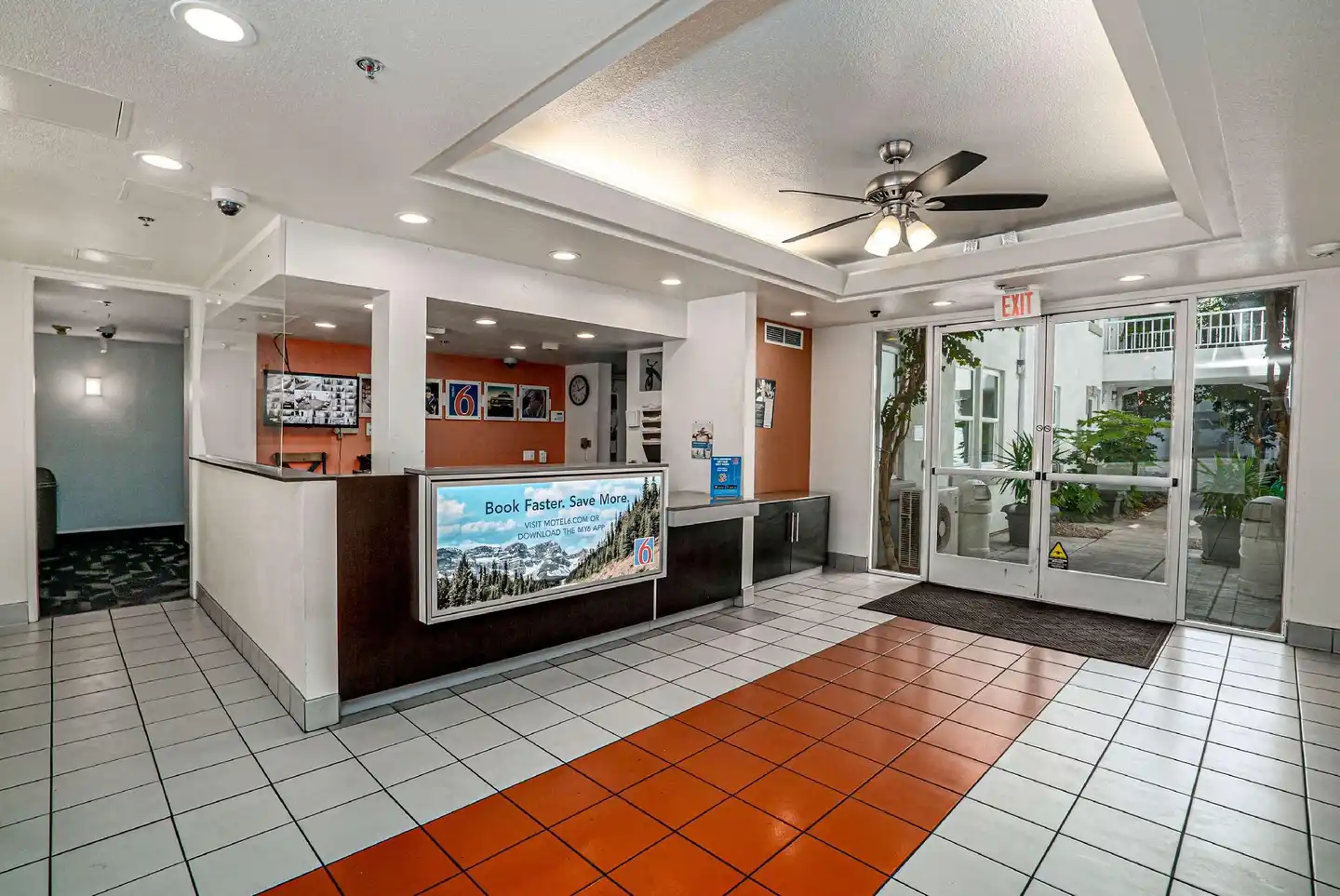 Motel 6 San Diego, CA - Downtown Bar