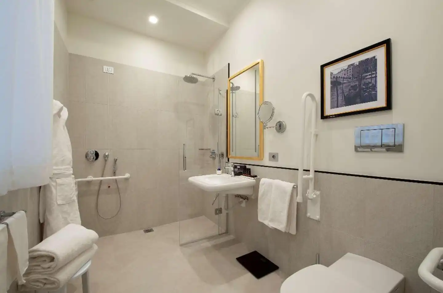 H10 Palazzo Canova Badezimmer