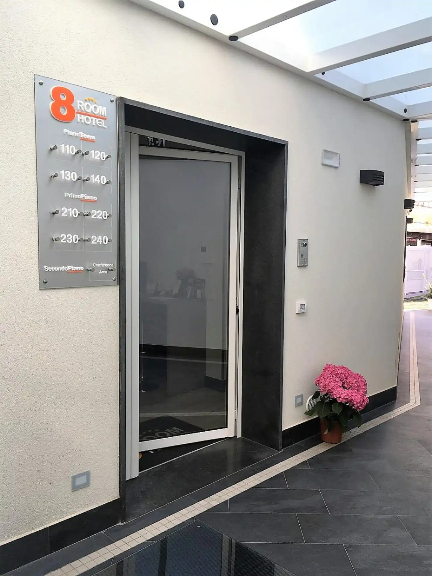 8 Room Hotel Lobby