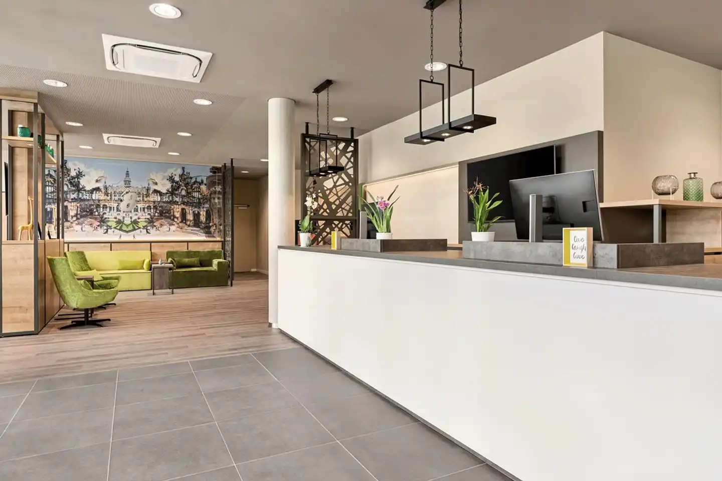 Super 8 by Wyndham Dresden Lobby