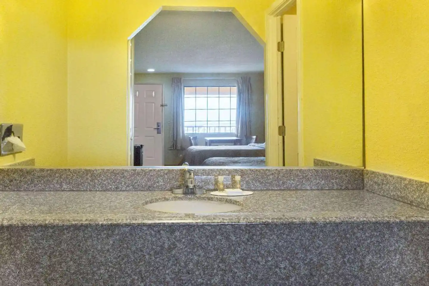 Days Inn & Suites by Wyndham Vicksburg Lobby