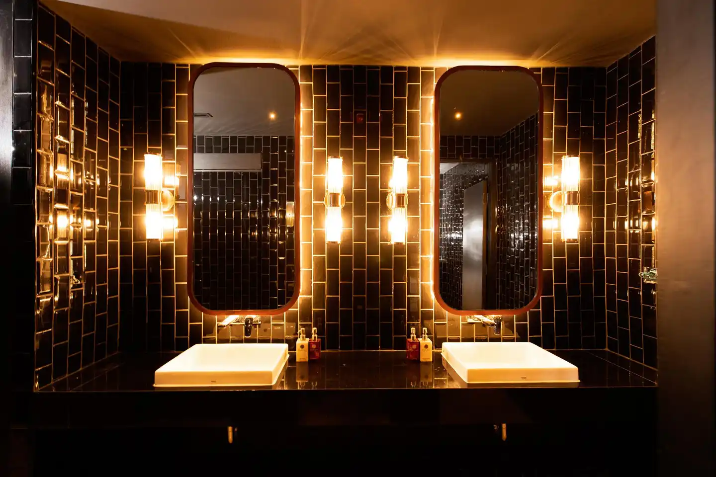 The Gravitique Hotel Khaosan Restaurant