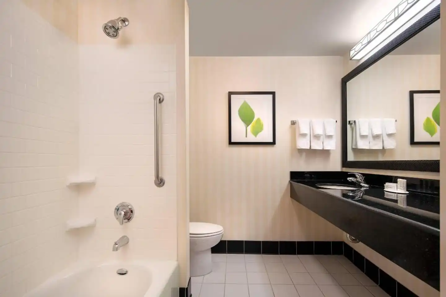 Fairfield Inn & Suites by Marriott Redding Badezimmer