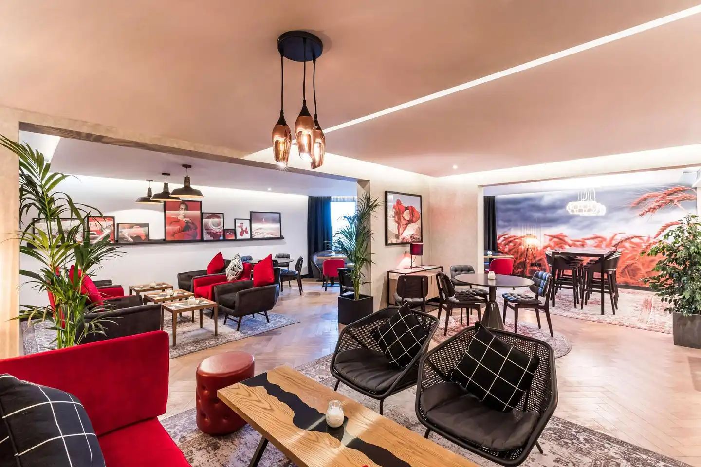 Radisson RED Hotel London Heathrow Lobby