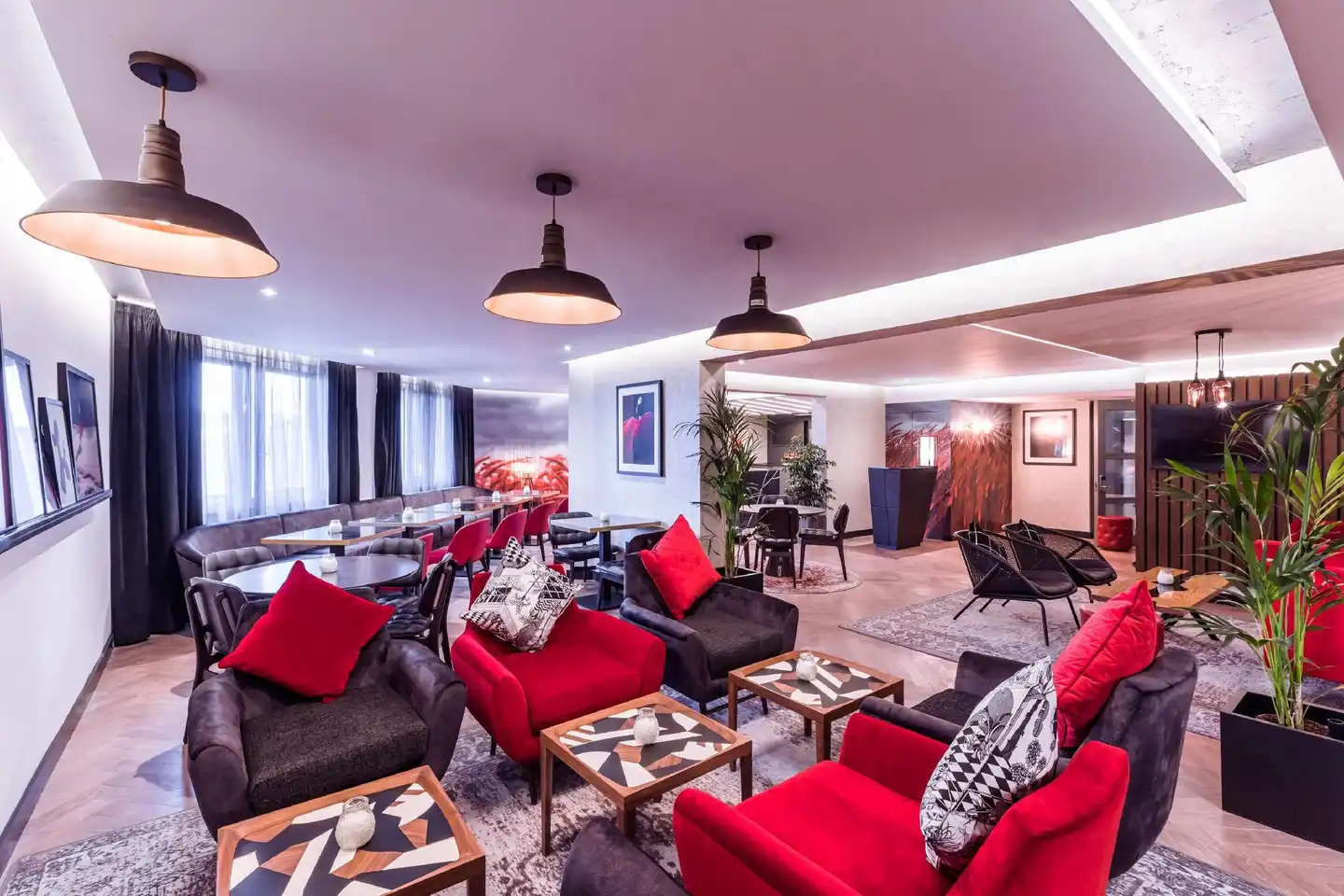 Radisson RED Hotel London Heathrow Lobby