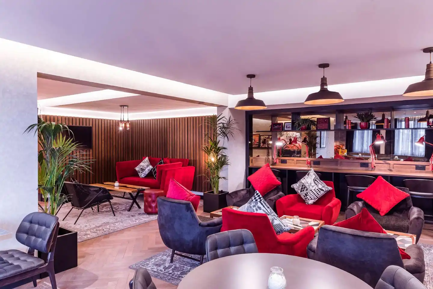 Radisson RED Hotel London Heathrow Lobby