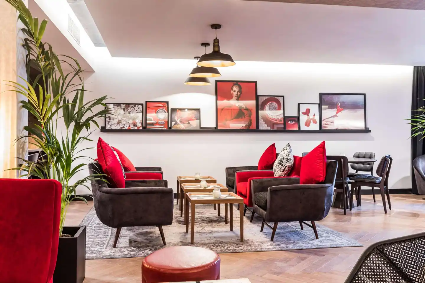Radisson RED Hotel London Heathrow Lobby