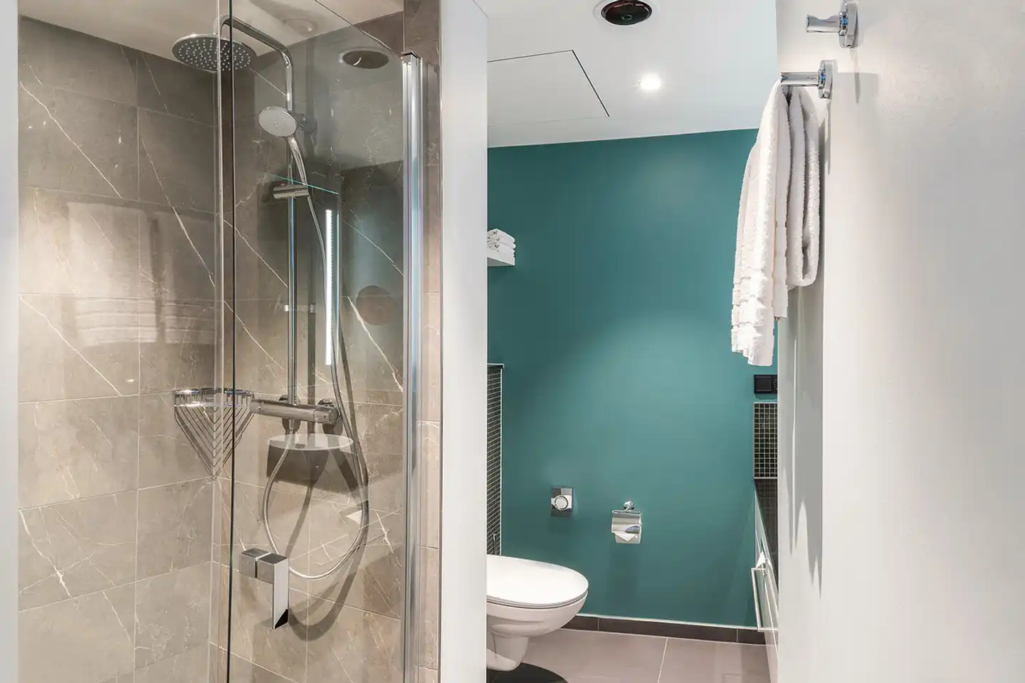 Leonardo Hotel Augsburg Badezimmer