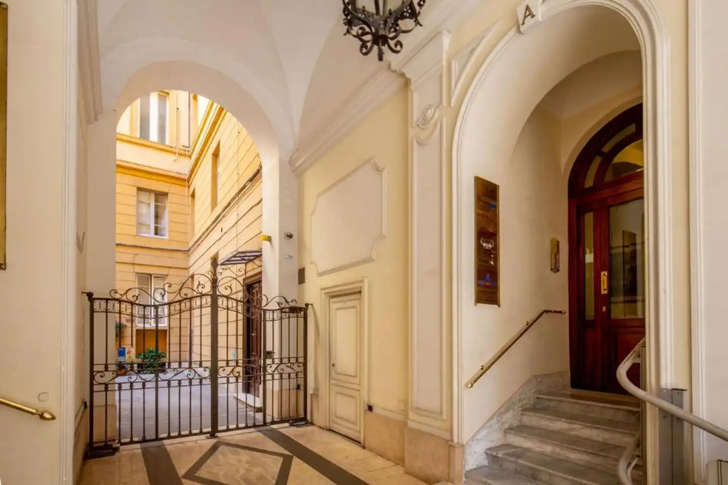 Courtyard Rome Suite Lobby