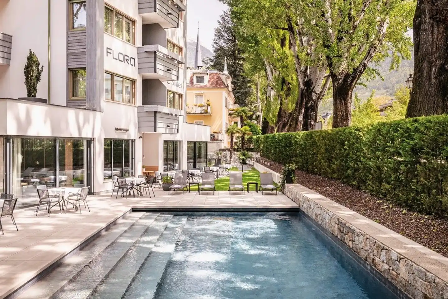 Flora Hotel & Suites Aussenansicht