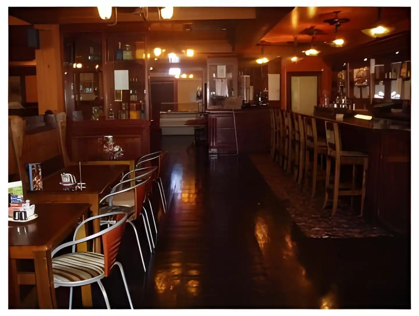 Dillons Hotel Bar