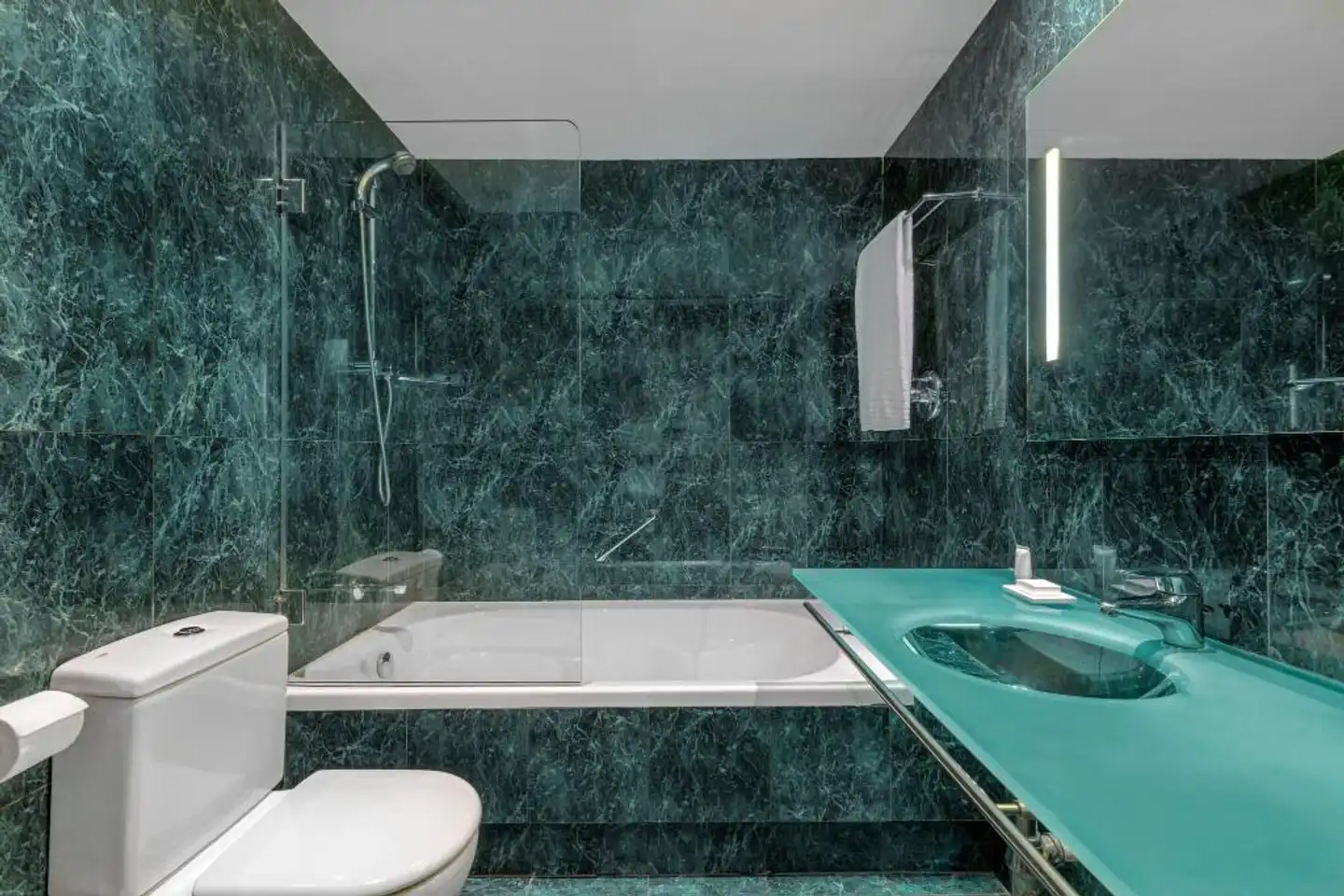 AC Hotel by Marriott Murcia Badezimmer