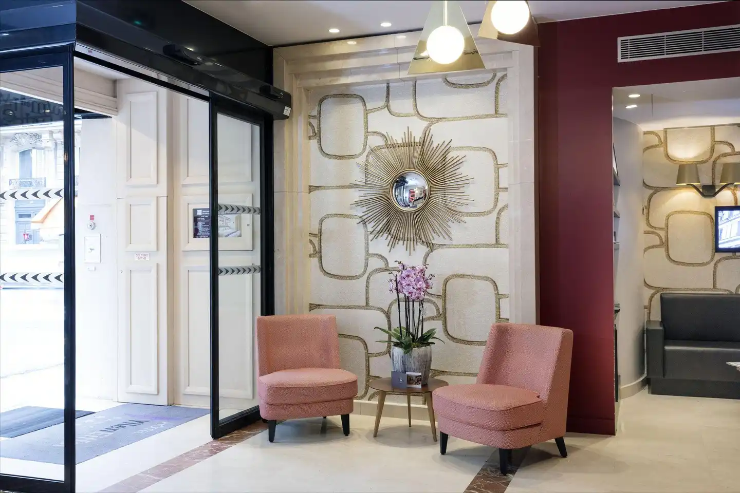 Yllen Eiffel Lobby