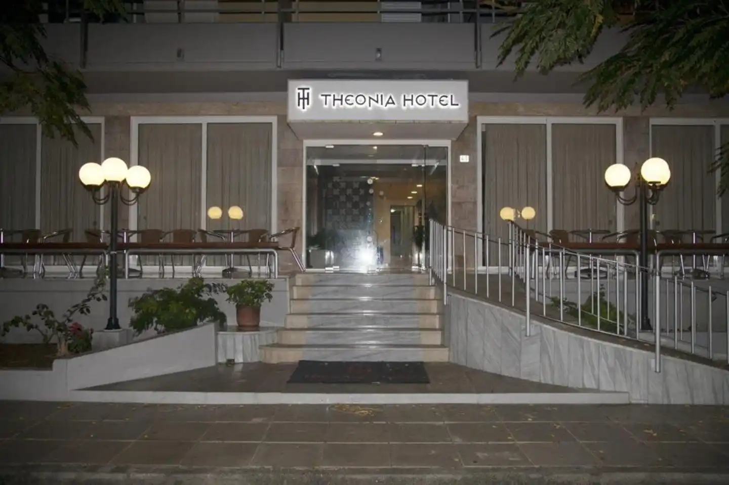 Theonia Hotel Aussenansicht
