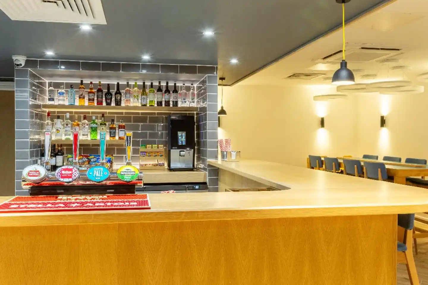 Holiday Inn Express London - Croydon Bar