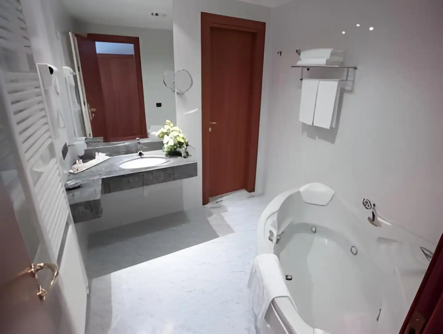 Phi Hotel Cavalieri Badezimmer
