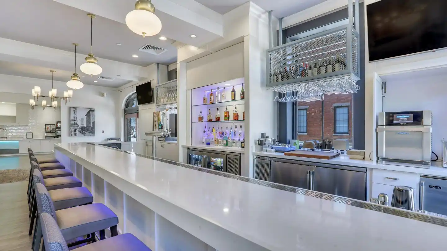 Staybridge Suites Savannah Historic District Bar