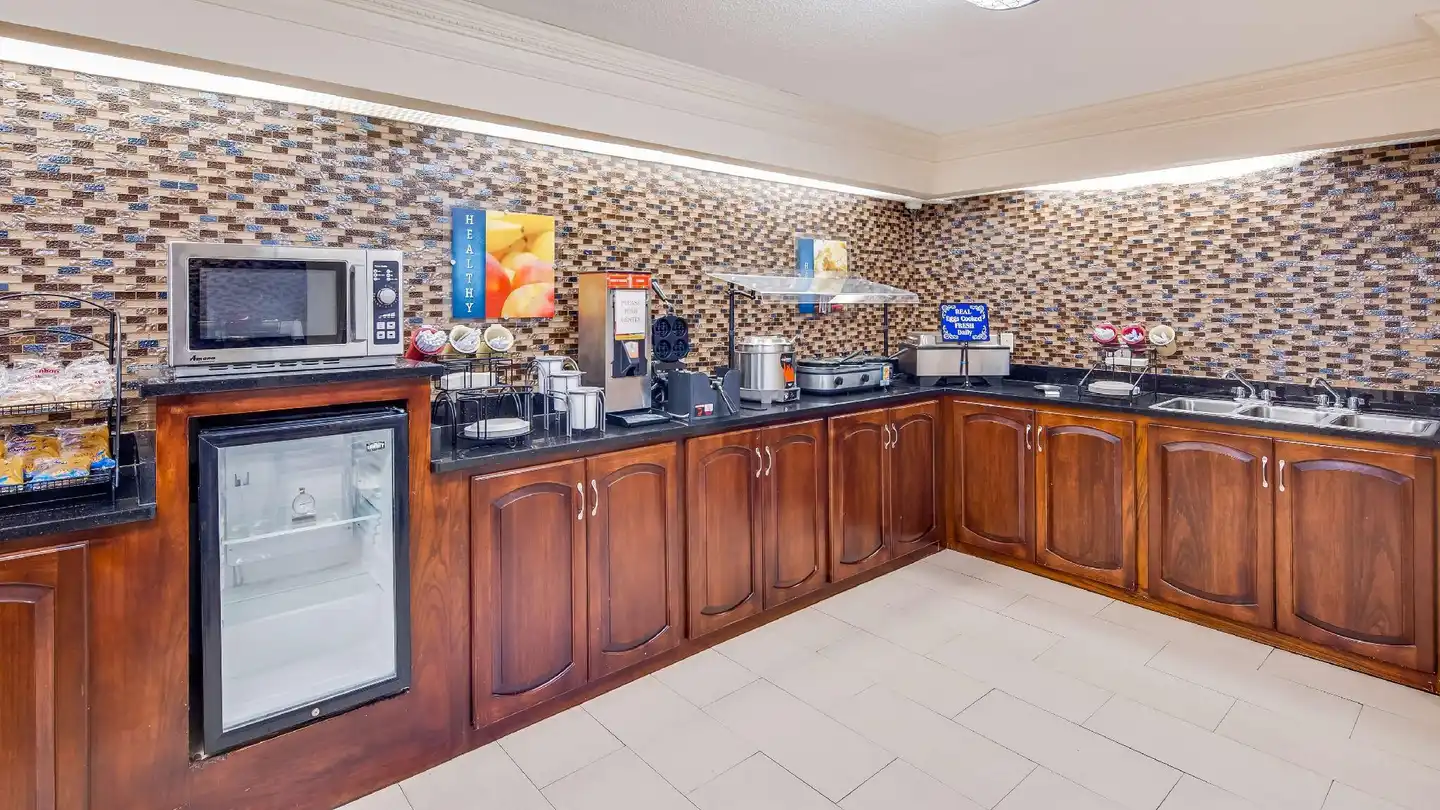 Best Western Inn & Suites of Macon Bar