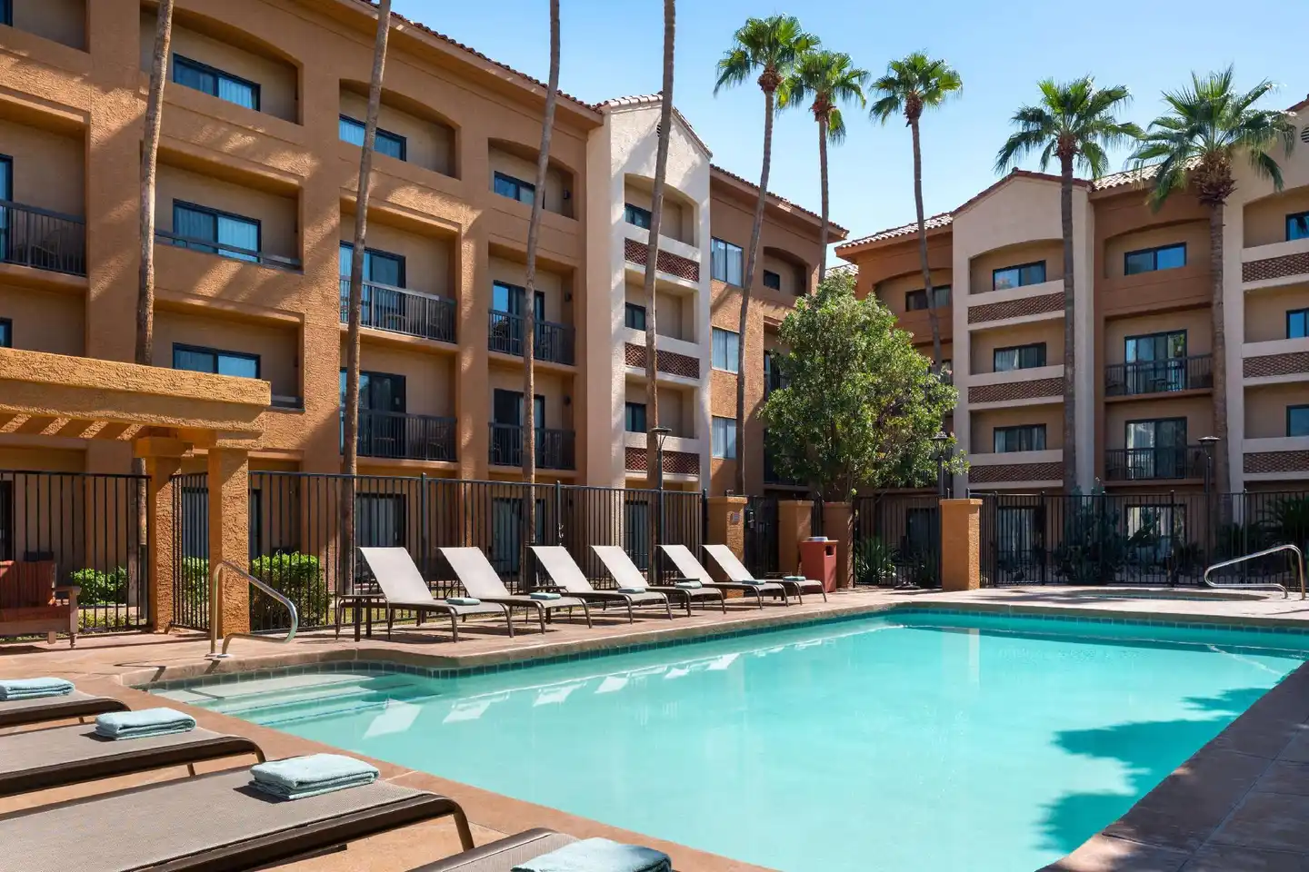 Sonesta Select Phoenix Camelback Pool