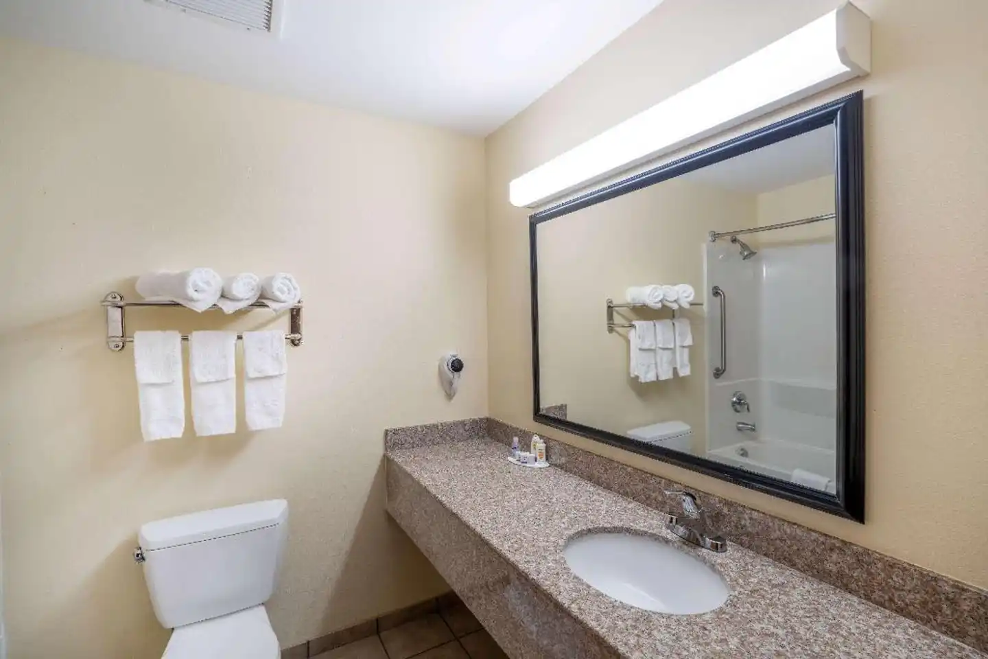 Baymont Inn and Suites Savannah South Badezimmer