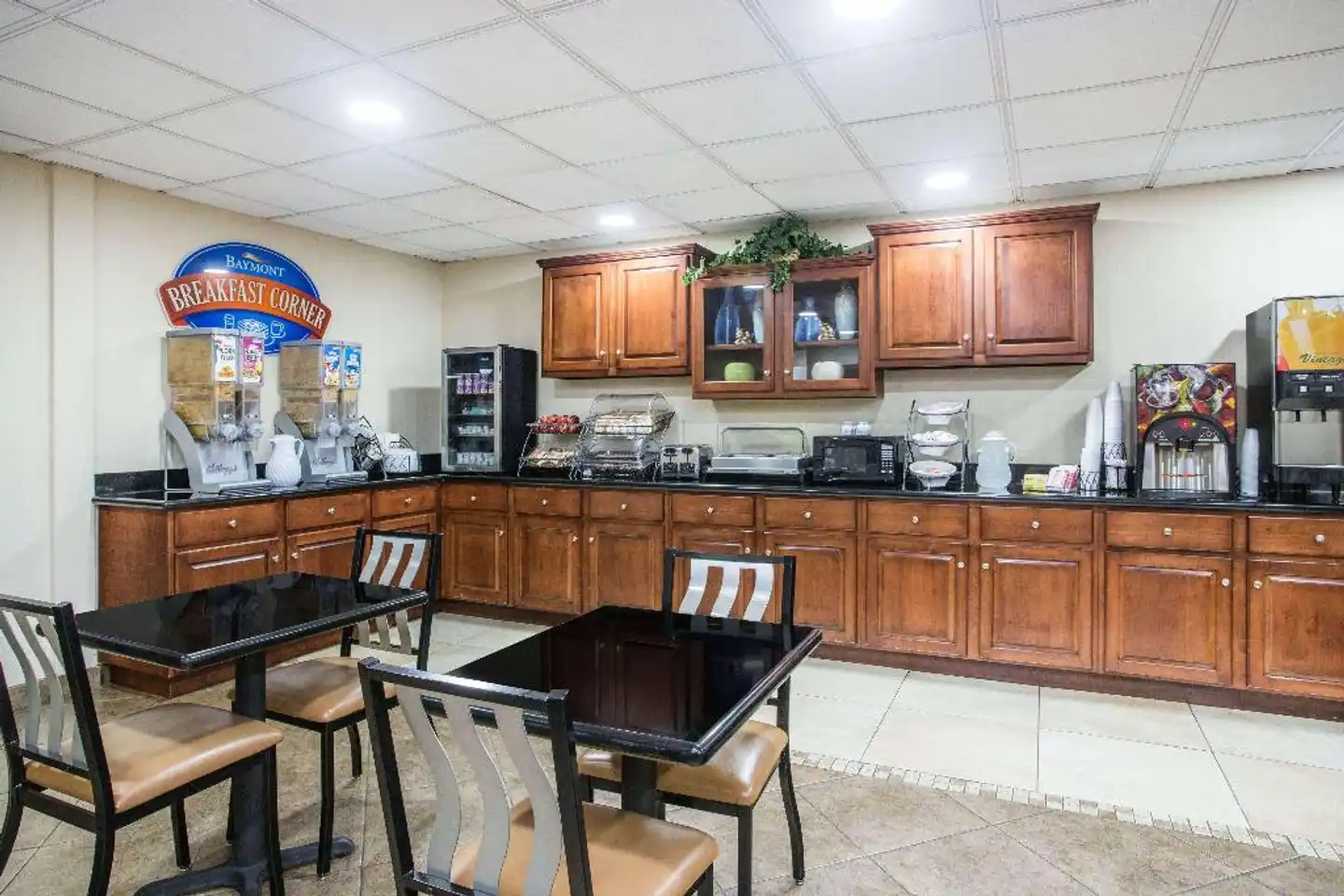 Baymont Inn and Suites Savannah South Bar