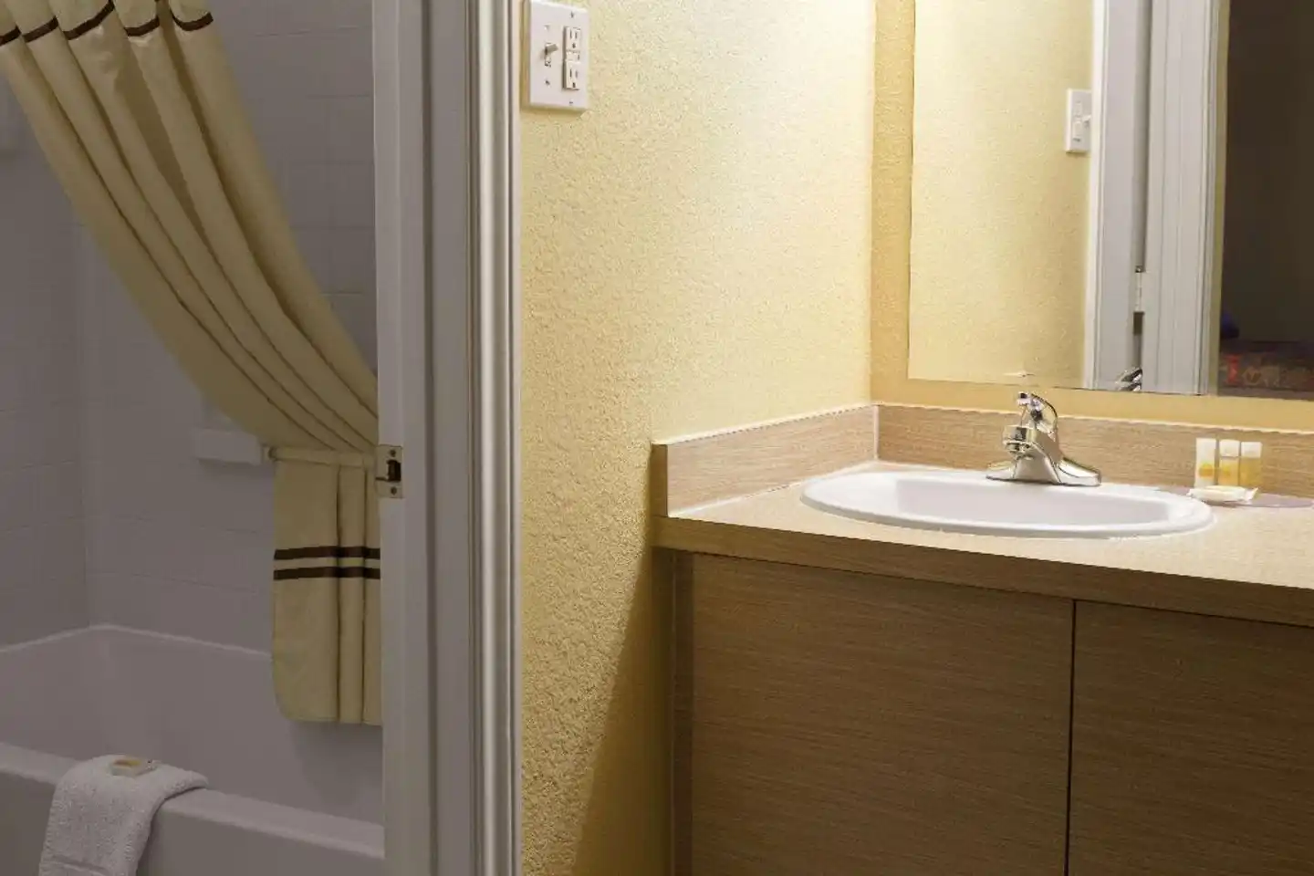Days Inn by Wyndham Denver Downtown Badezimmer