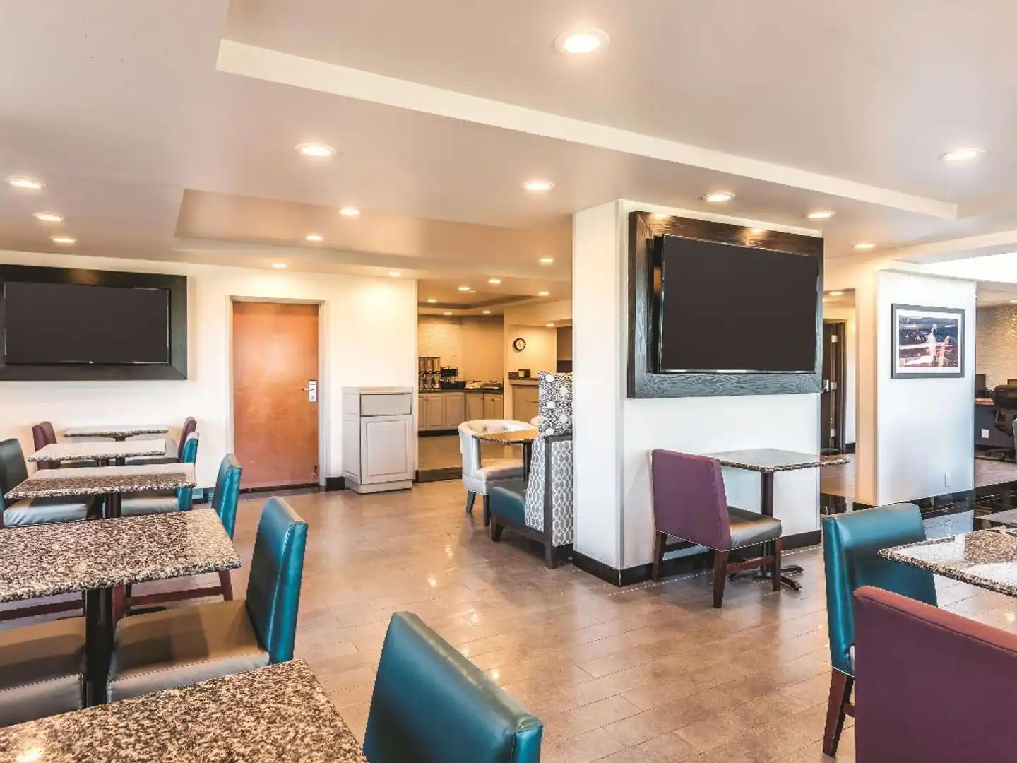 La Quinta Inn & Suites by Wyndham Colorado Springs North Lobby