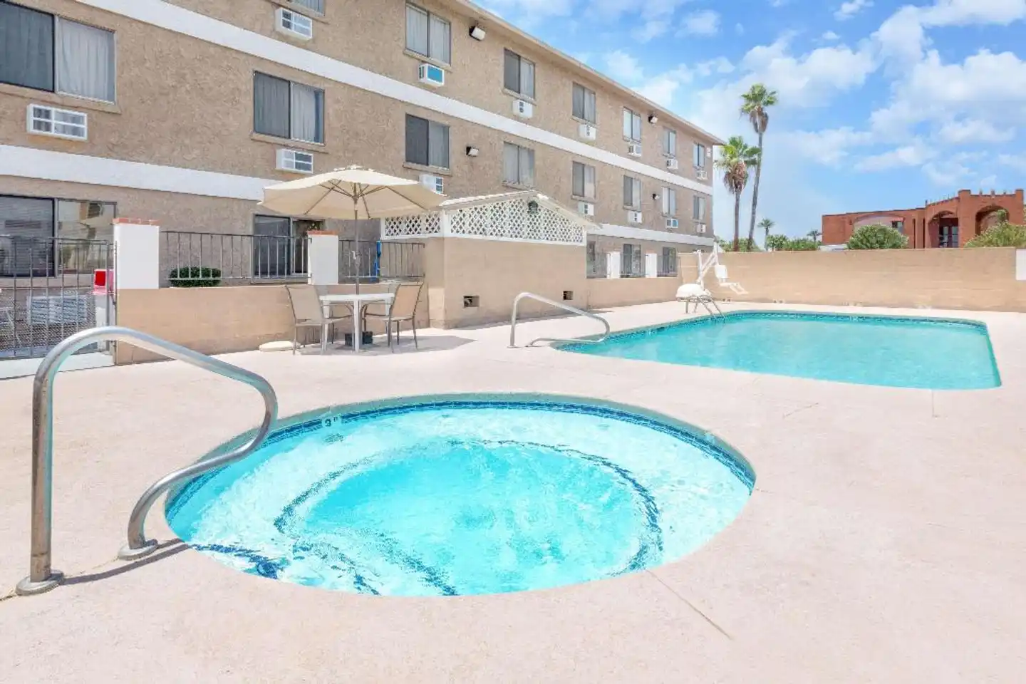 Super 8 by Wyndham Lake Havasu City Pool