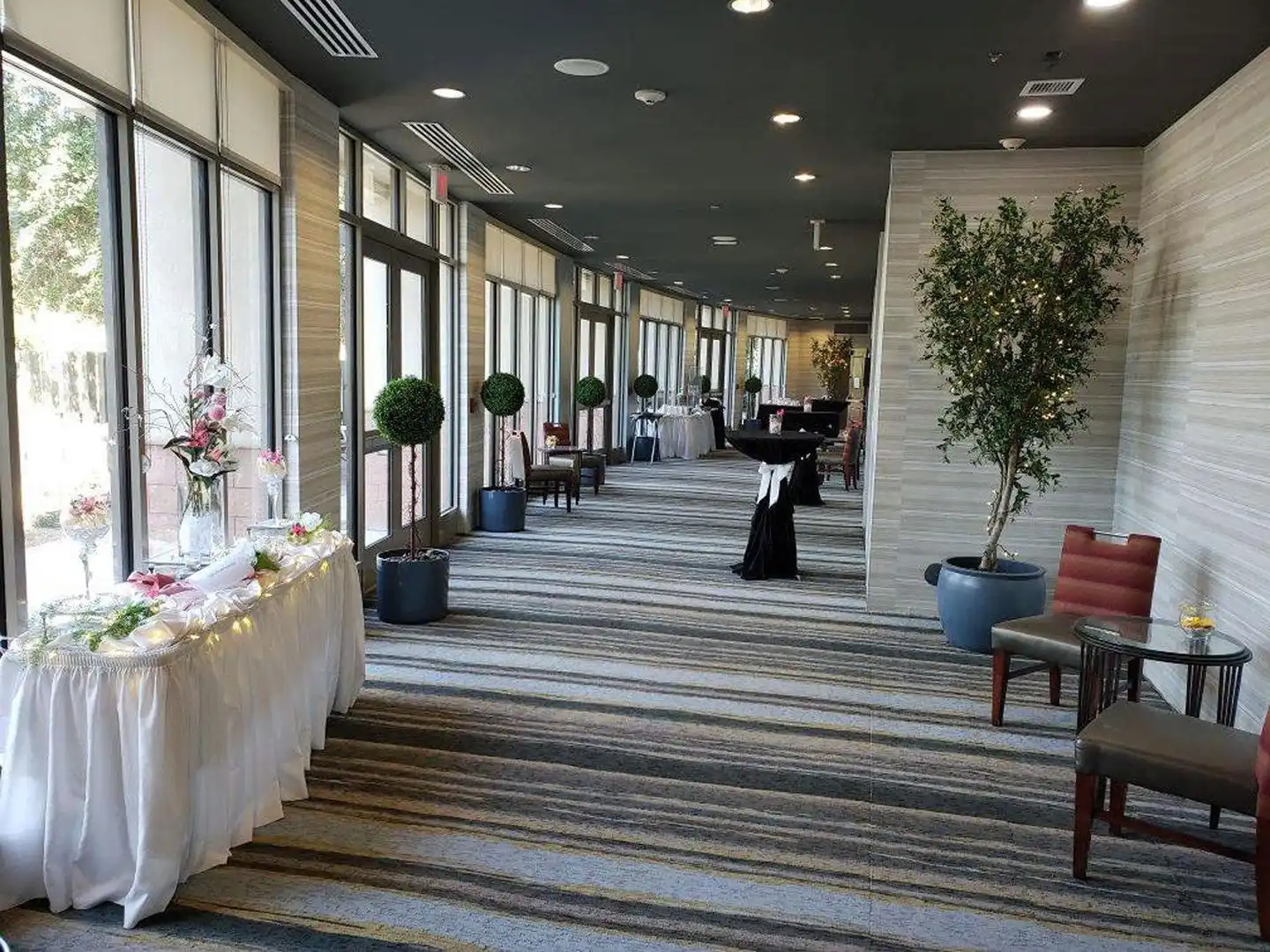 Holiday Inn & Suites Phoenix Airport Lobby