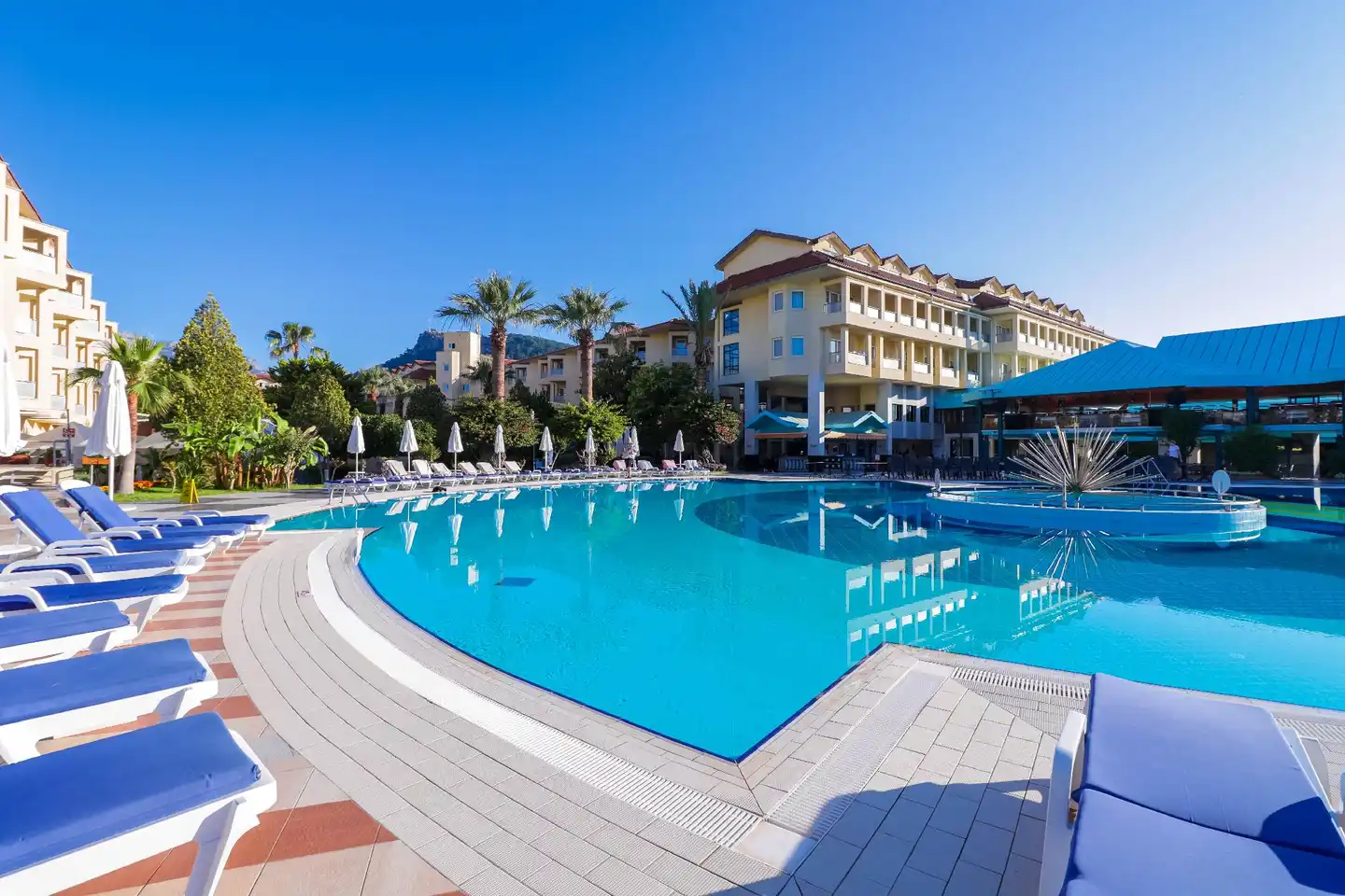 Queen's Park Le Jardin Pool