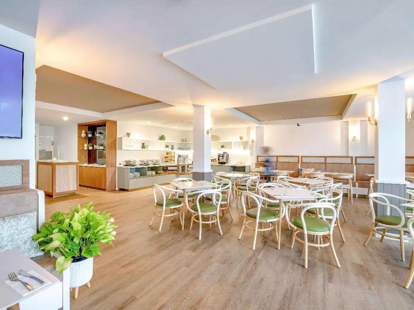 Mercure Cairns Bar