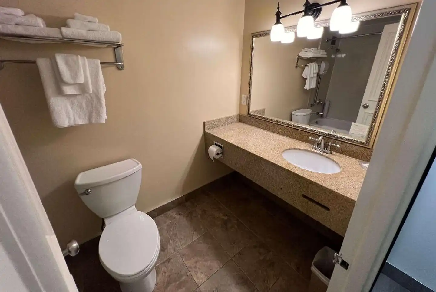 Ramada by Wyndham London Badezimmer