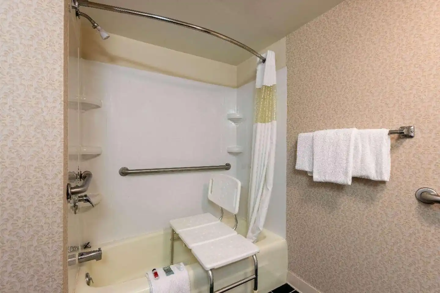 Howard Johnson Inn & Conference Center Salem Badezimmer
