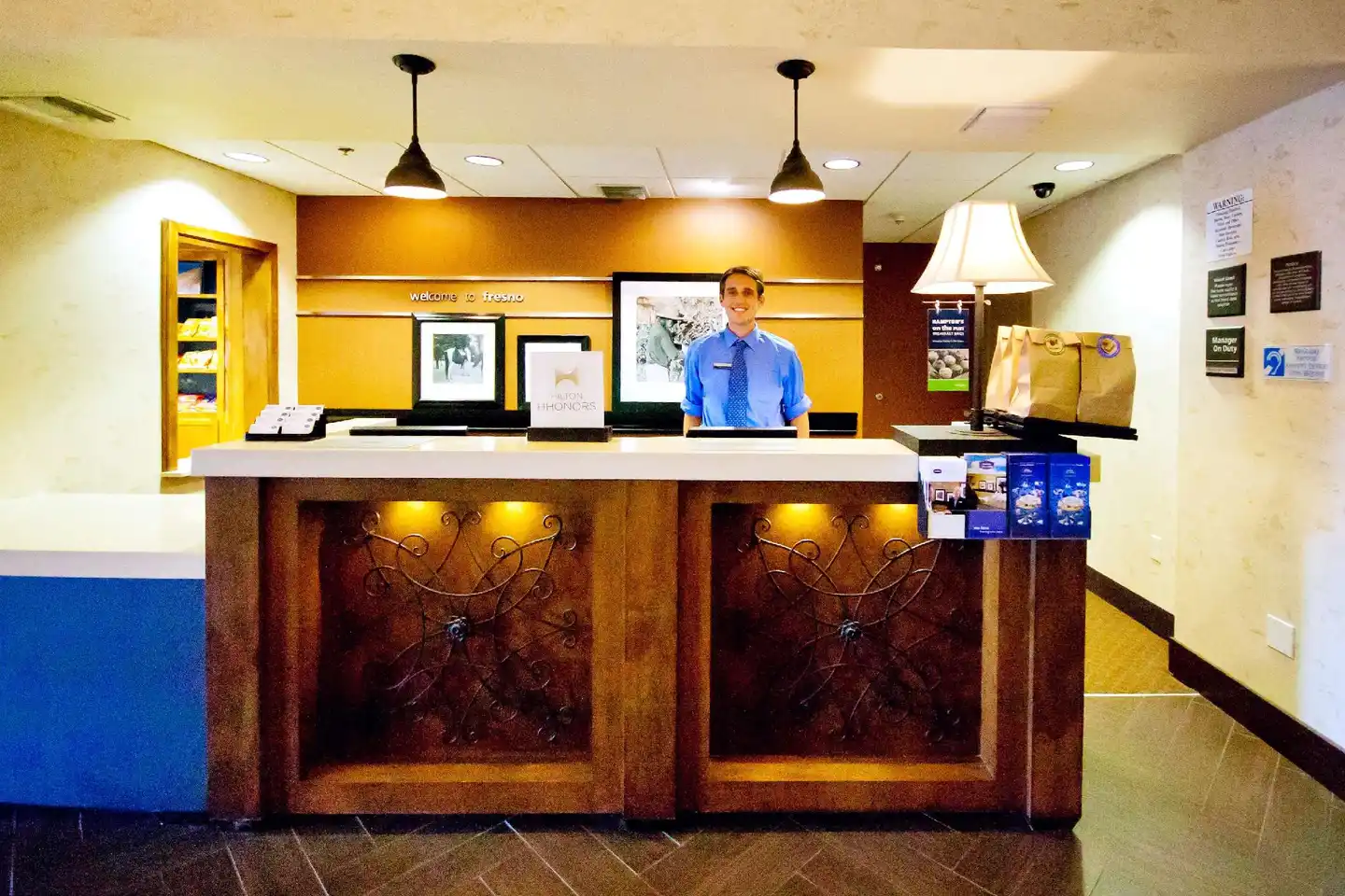 Hampton Inn & Suites Fresno Lobby