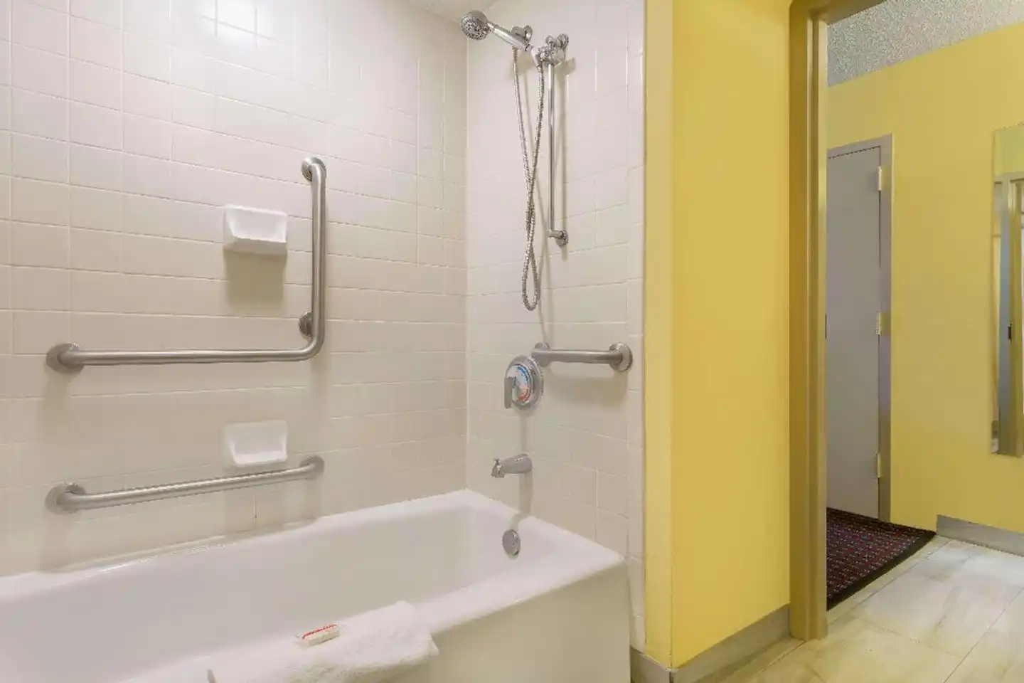 Days Inn by Wyndham Mocksville Badezimmer