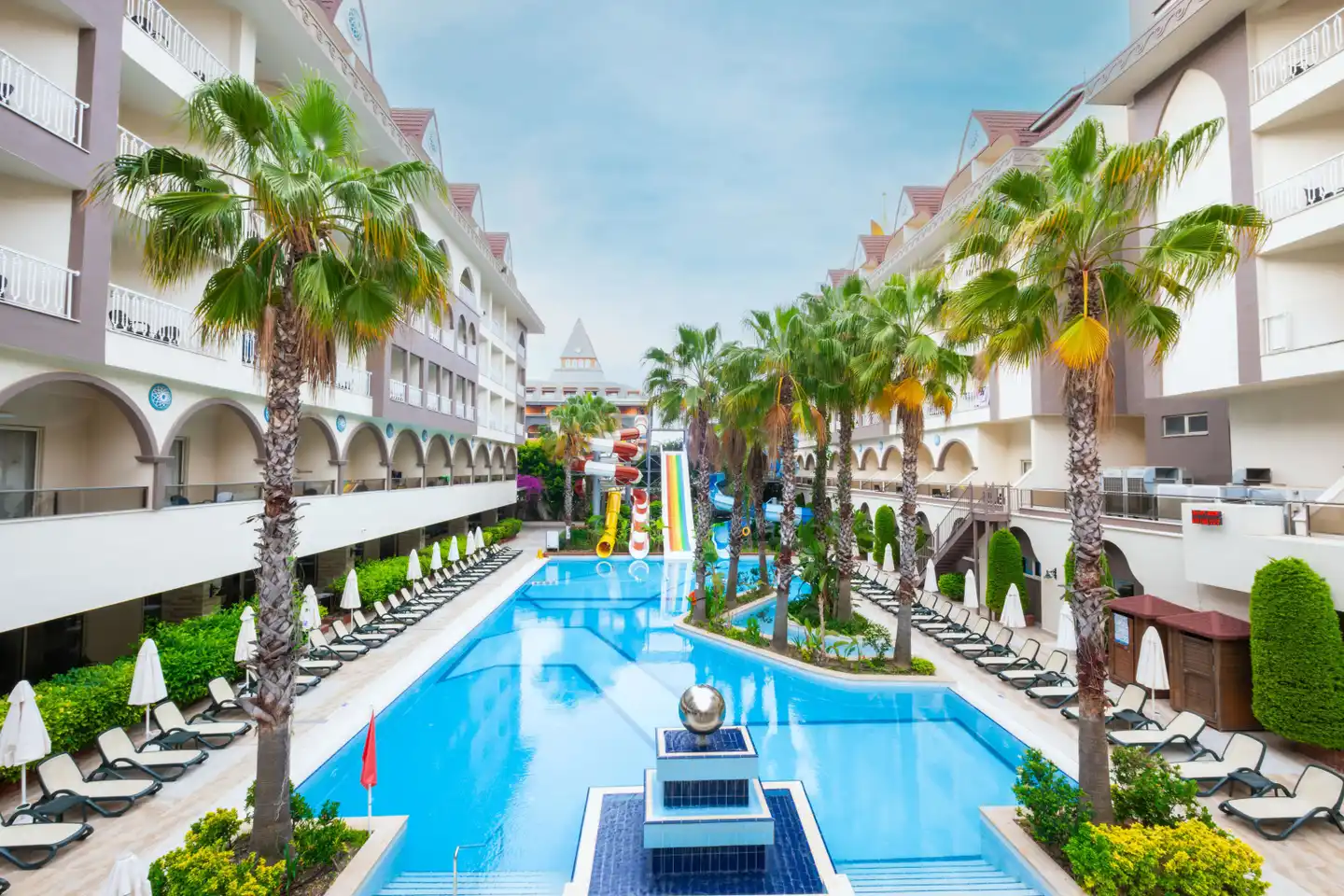 Side Crown Palace Pool